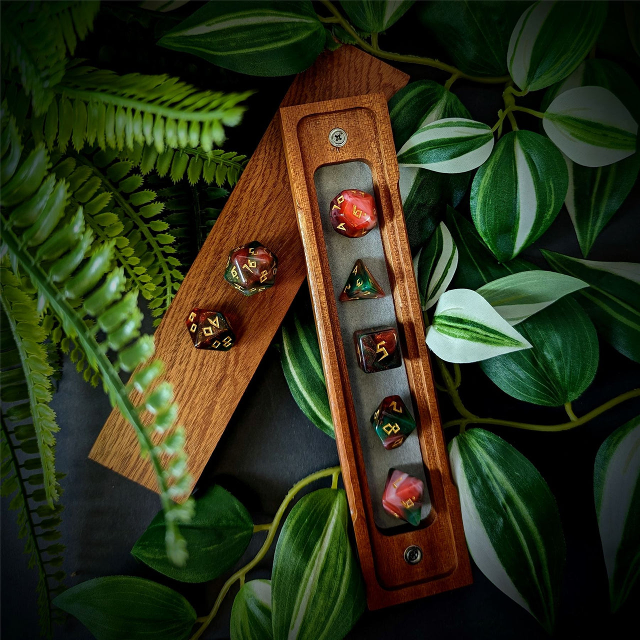 Glitter in Green & Red Acrylic - 7pcs RPG Full Dice Set Box Setup