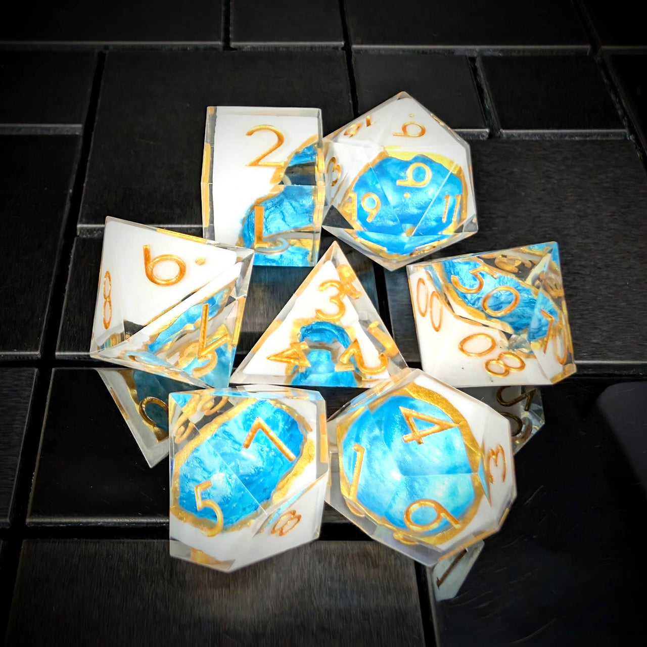 7pcs Dice Sharp Filled Gold Font Blue Pool Gold Seam Clear