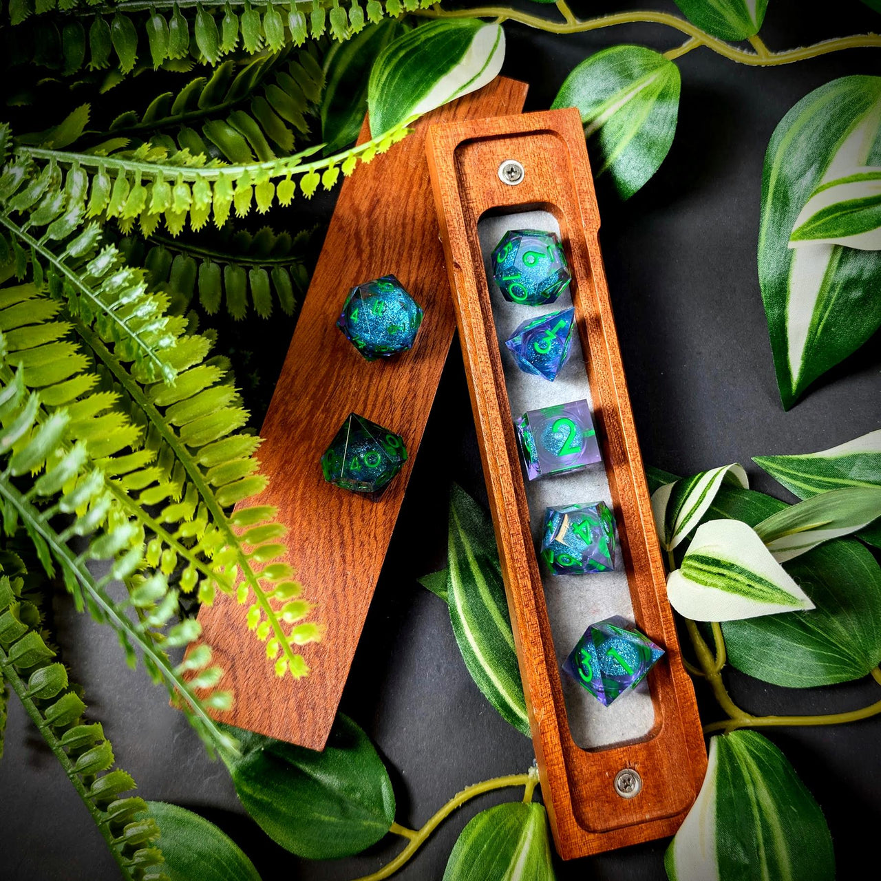 7pcs Dice Sharp Filled Liquid Green Font Blue Clear