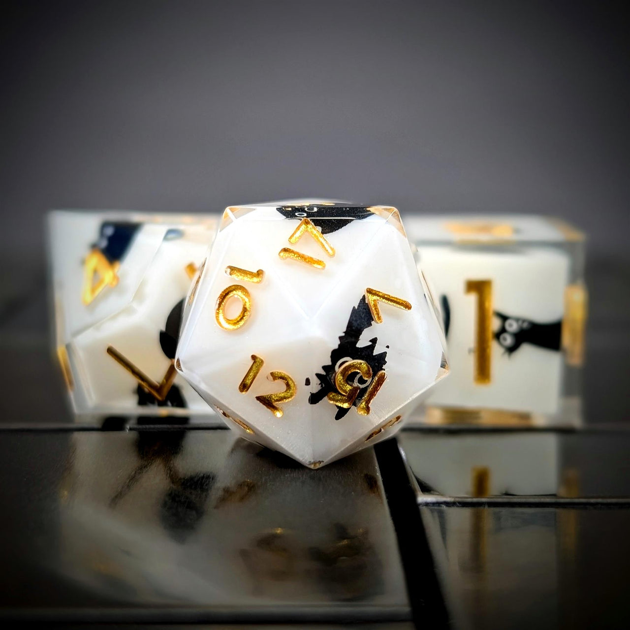 7pcs Dice Sharp Filled Cat Gold Font White