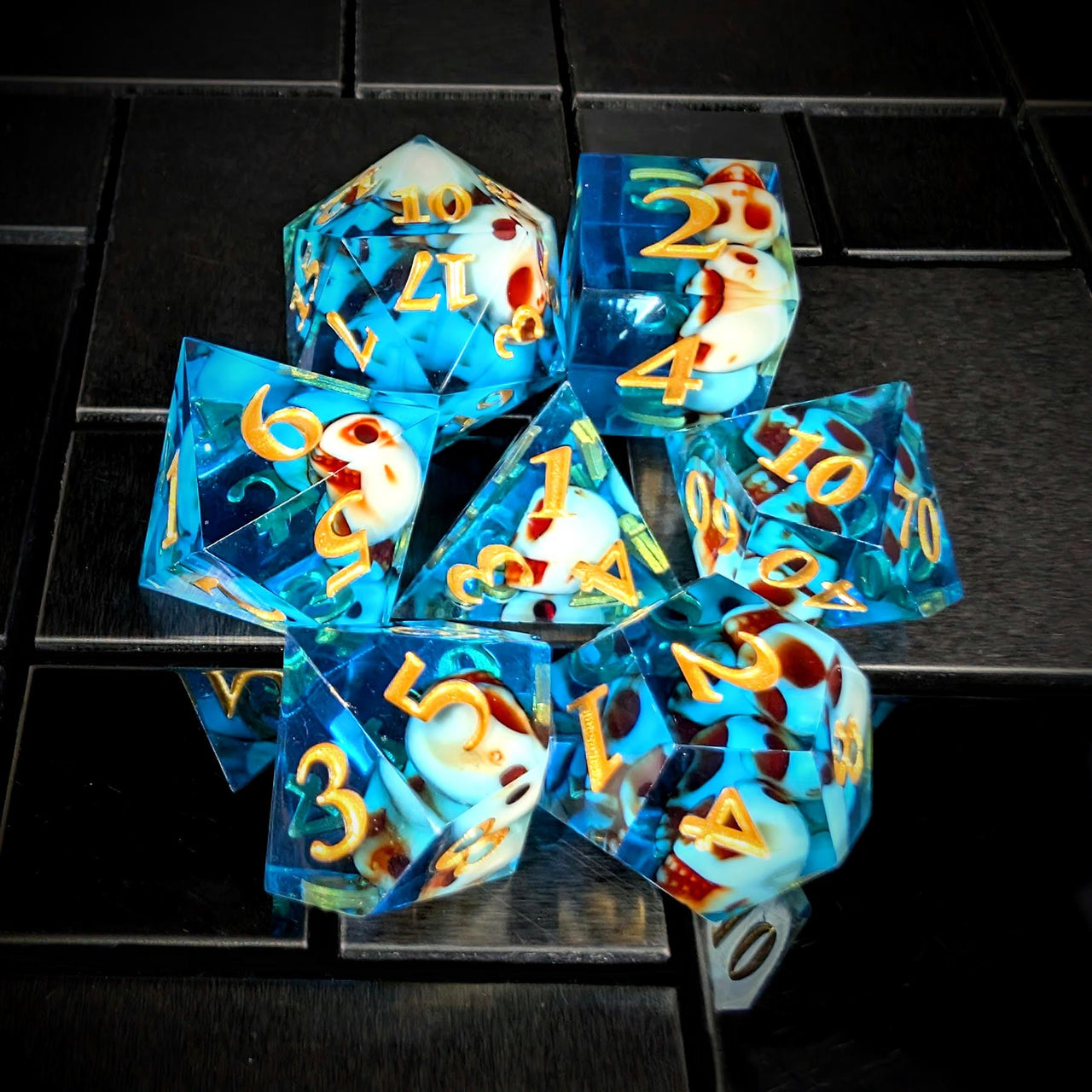 7pcs Dice Sharp Filled Skull Gold Font Blue