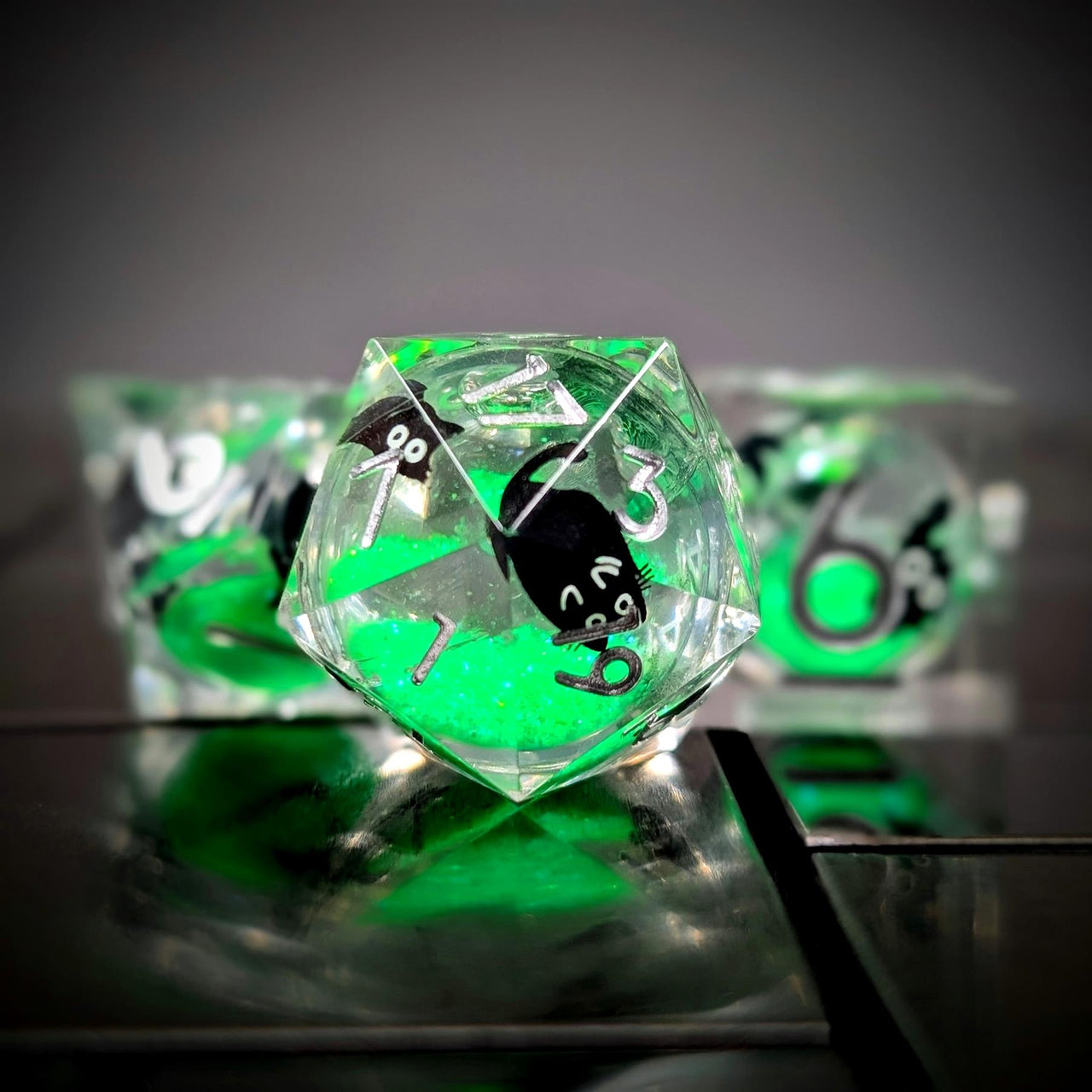 7pcs Dice Sharp Filled Liquid Cat Silver Font Clear Green