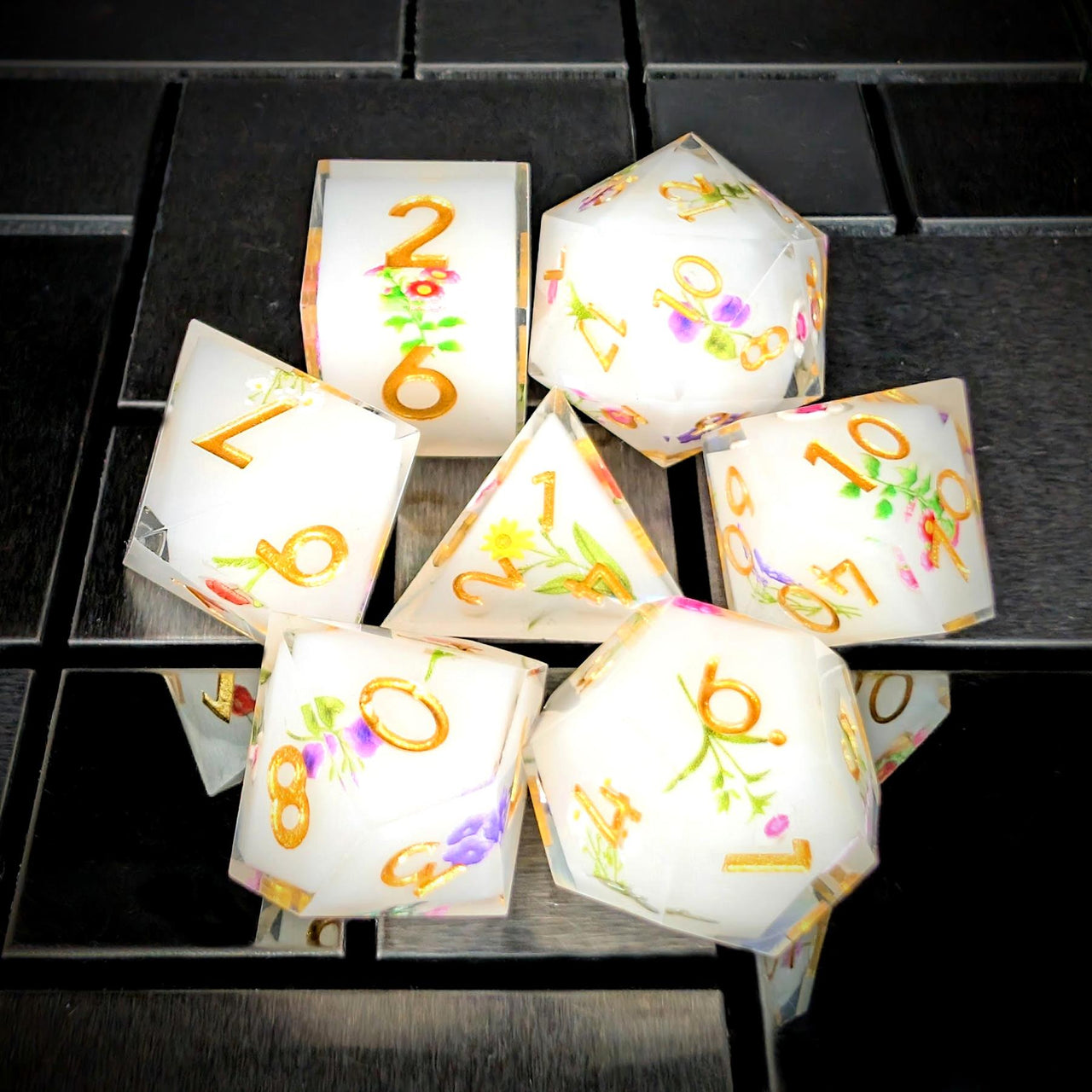 7pcs Dice Sharp Filled Grannys Flowers Gold Font White