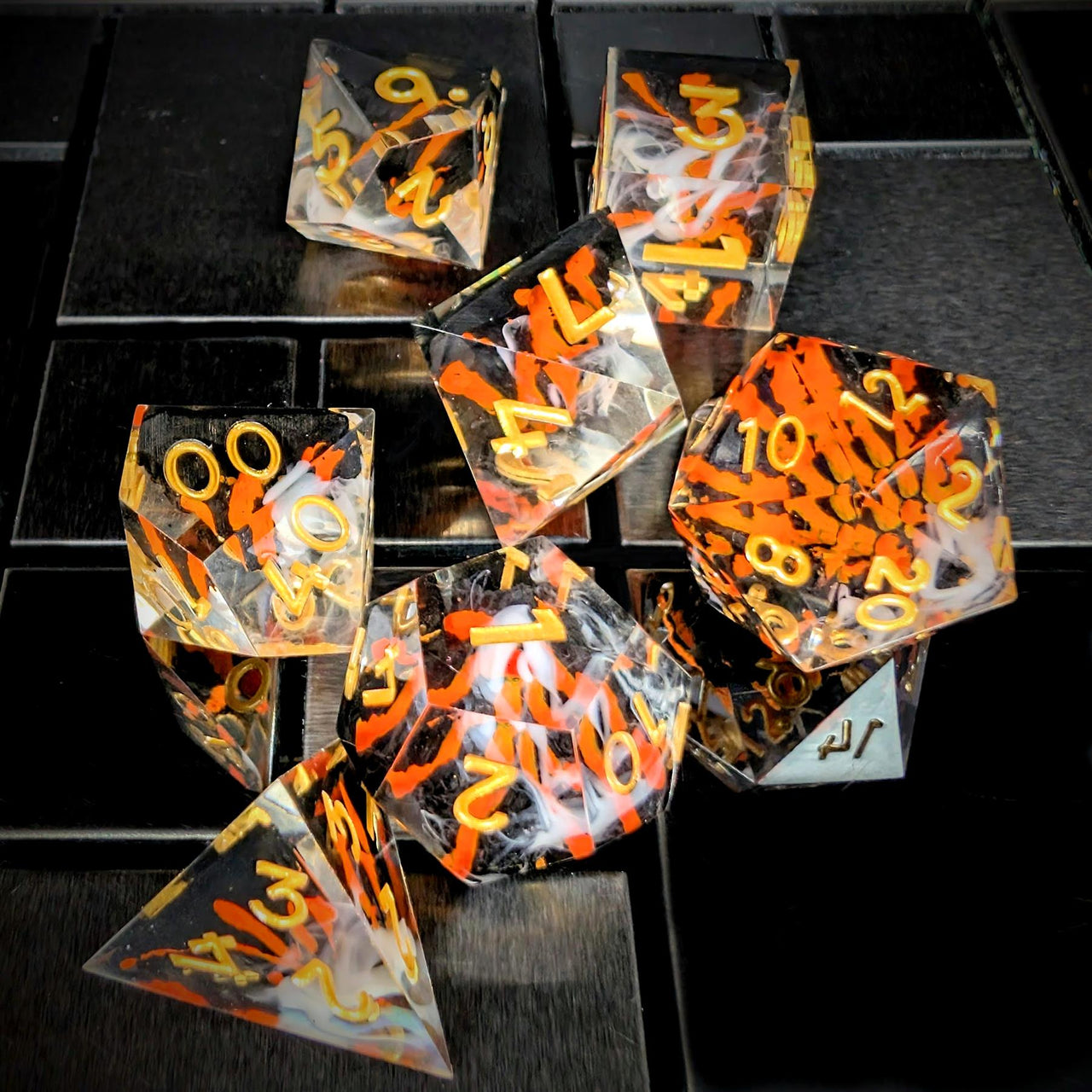 7pcs Dice Sharp Filled Volcano Gold Font Black Clear