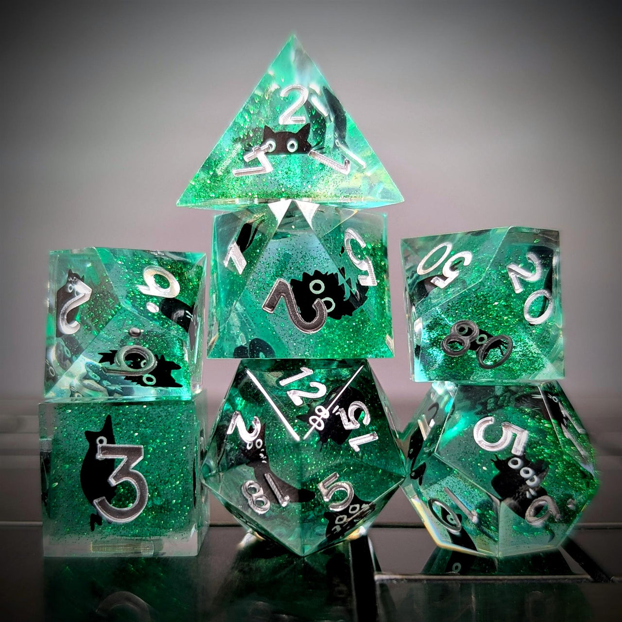 7pcs Dice Sharp Filled Liquid Cat White Font Green Clear
