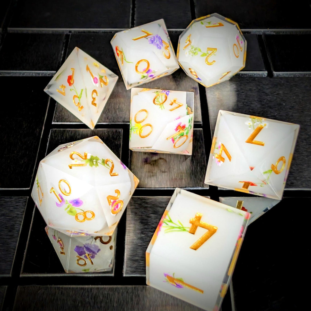 7pcs Dice Sharp Filled Grannys Flowers Gold Font White