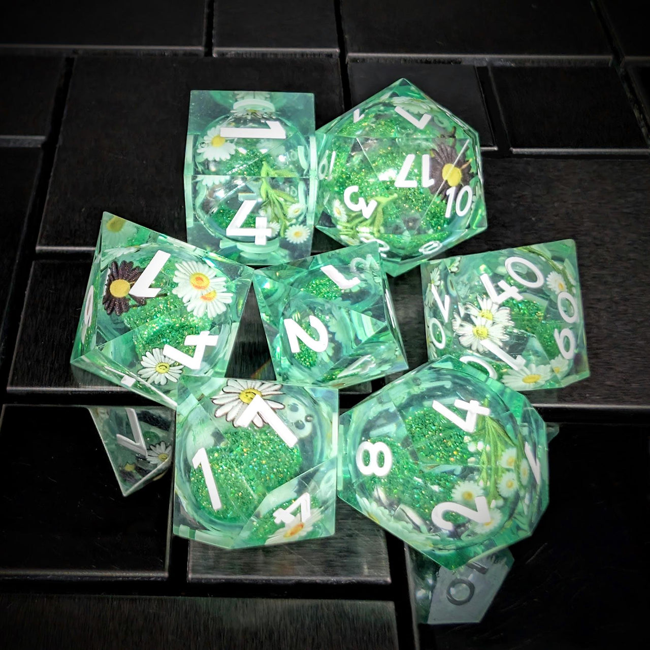 7pcs Dice Sharp Filled Liquid Daisy White Font Green Clear