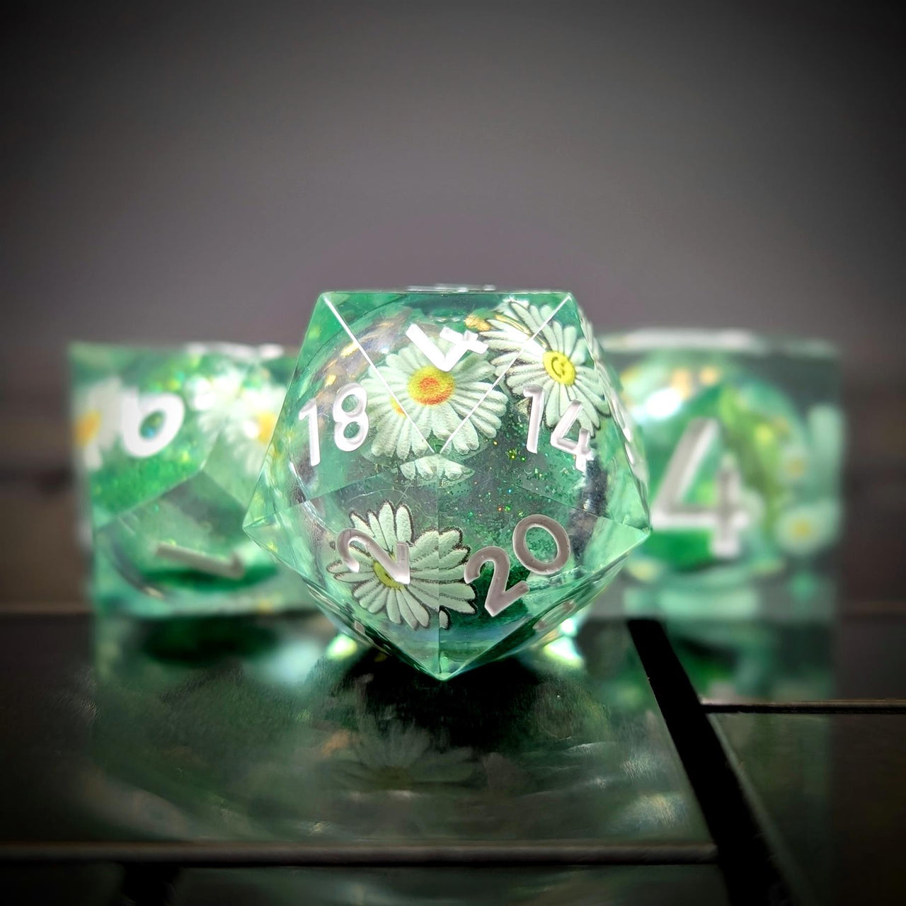7pcs Dice Sharp Filled Liquid Daisy White Font Green Clear