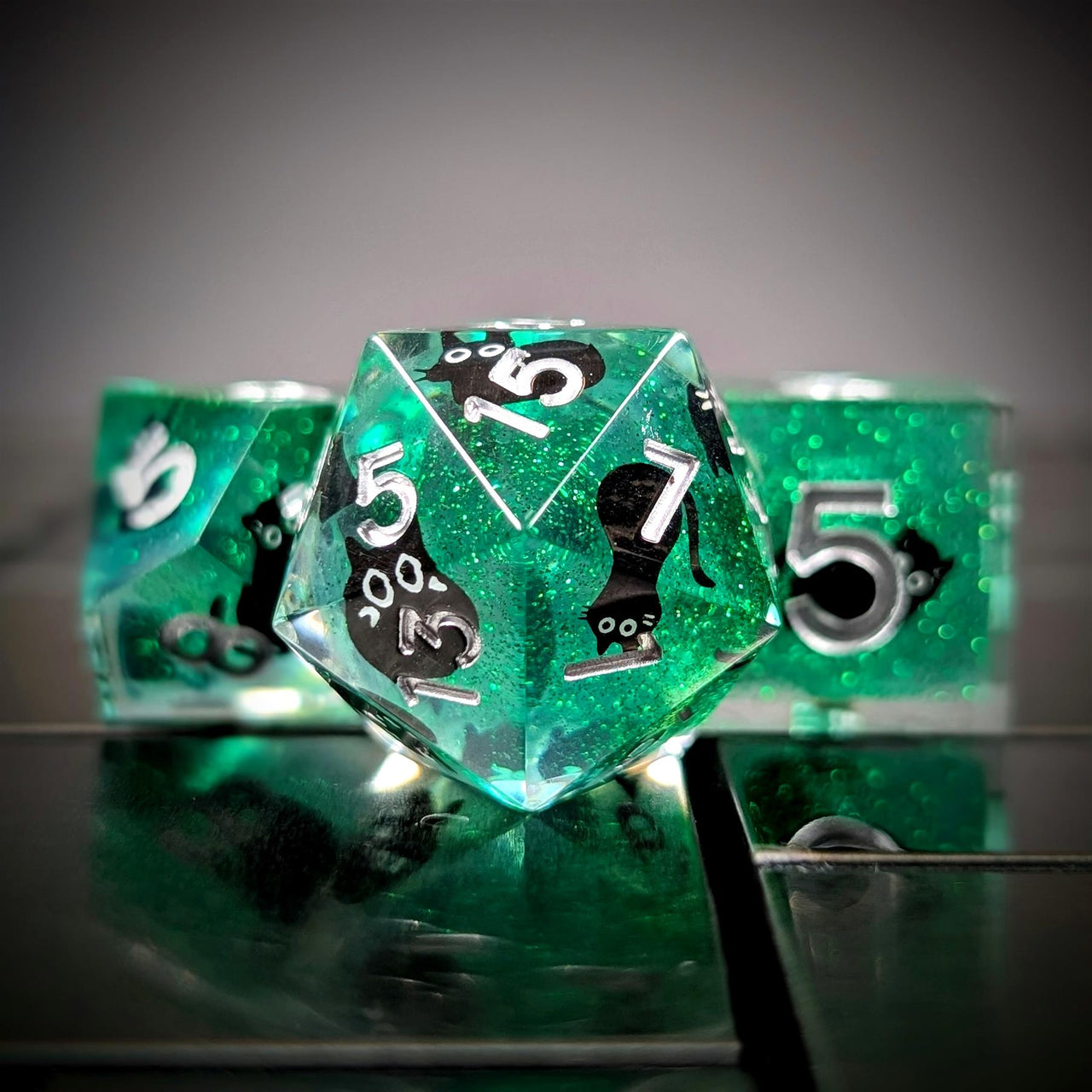 7pcs Dice Sharp Filled Liquid Cat White Font Green Clear